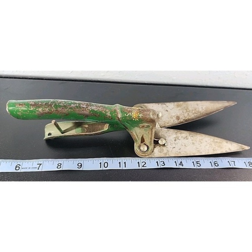 Vintage 1950's Doo Klip Grass Cutting Shears Green‎ Lewis Mfg. Co.